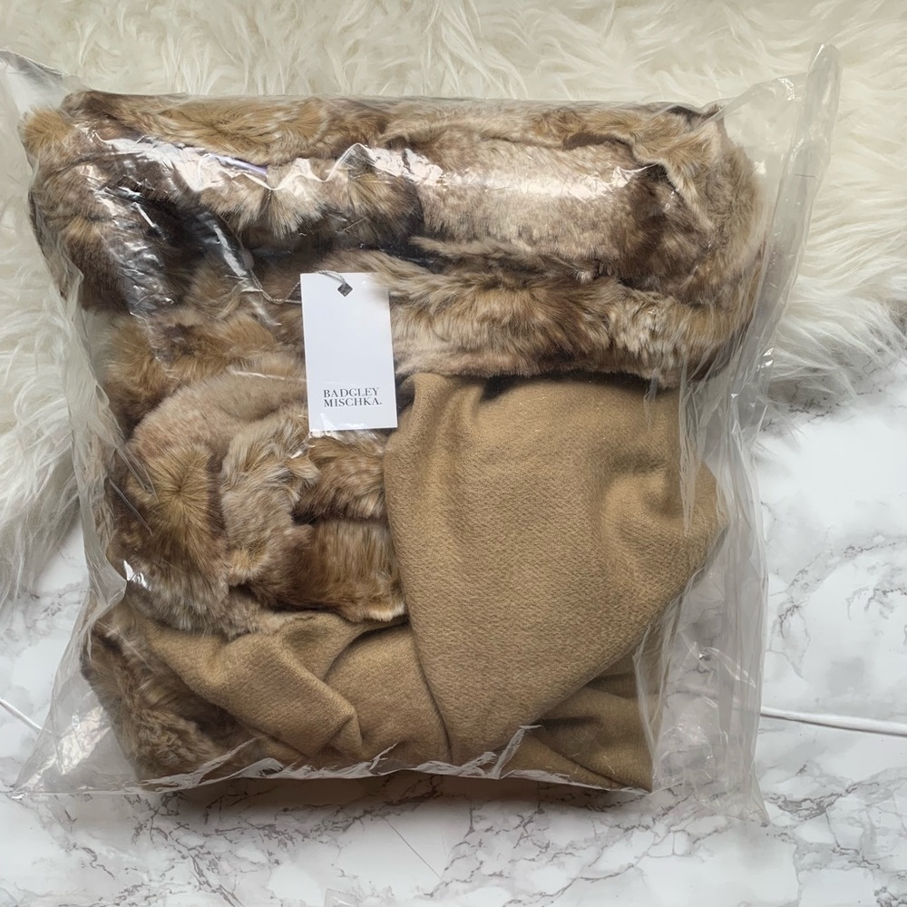Badgley Mischka Large Wrap w/ Faux chinchilla Tan - Picture 6 of 7